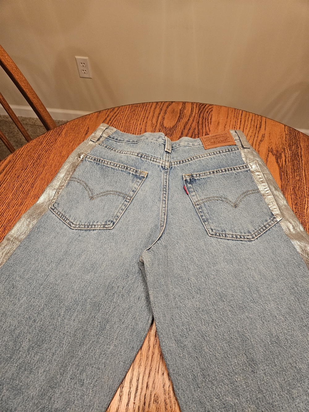 CUSTOM Upcycled Levi's Hand Painted Metallic Silver High Straight Jeans 26 - Picture 8 of 11